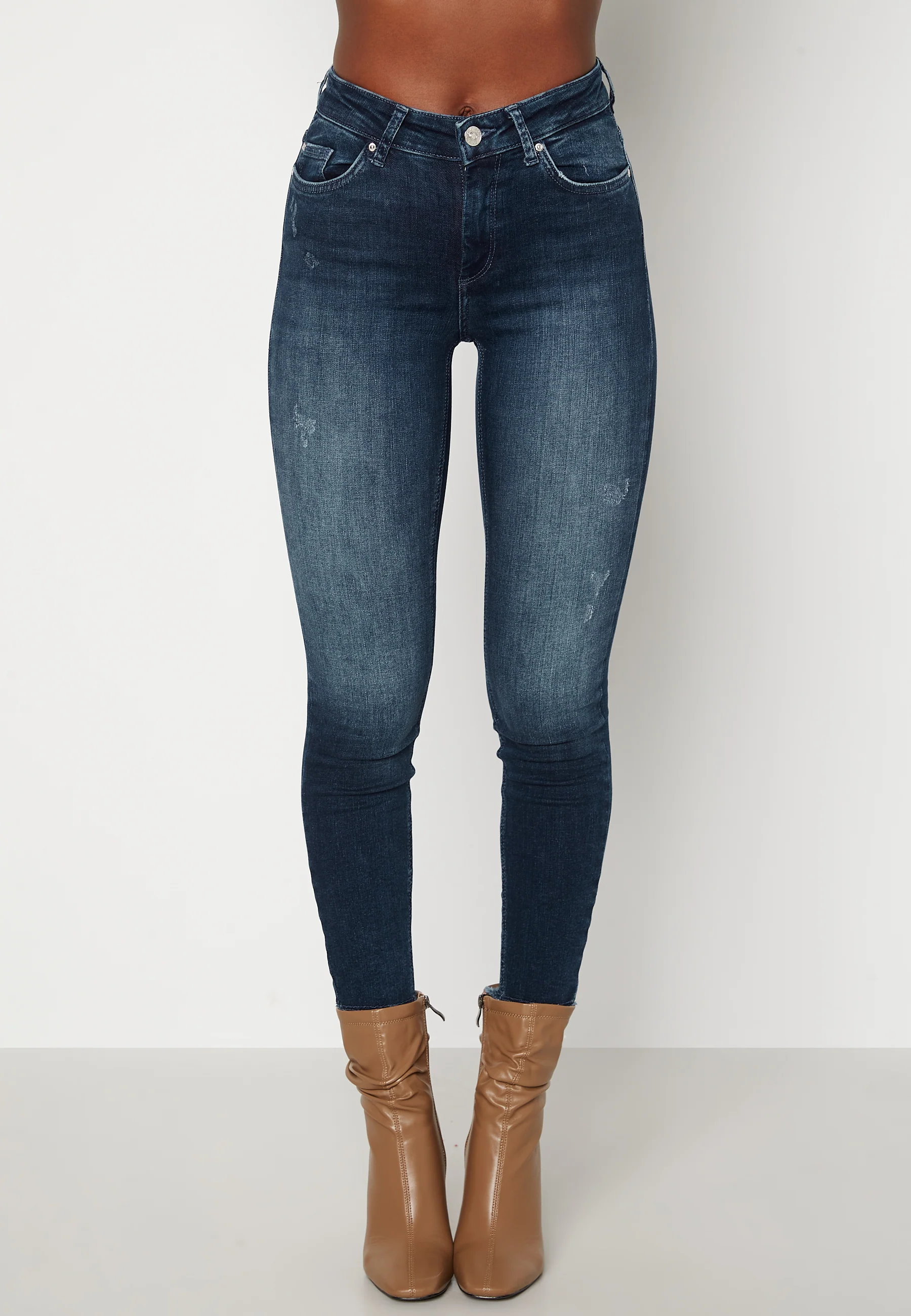 Blush Life Mid Ank Raw Jeans - Image 4