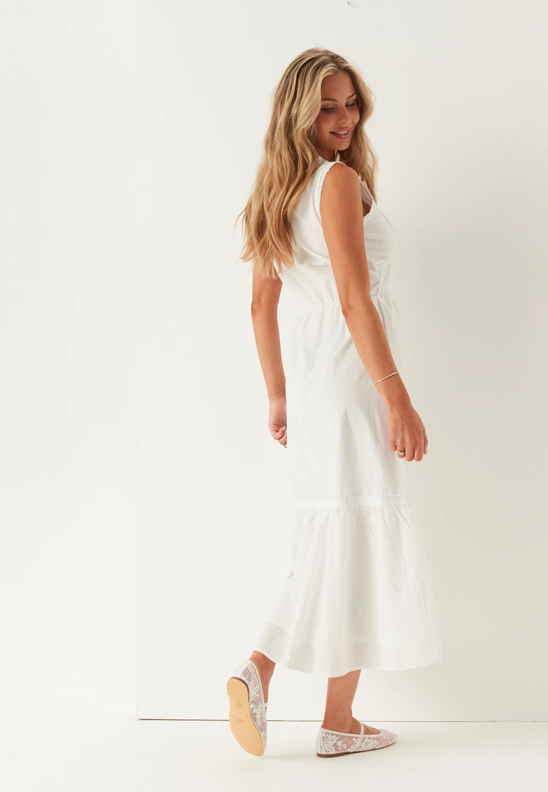 Lace Detail Sleeveless Dress - Image 3