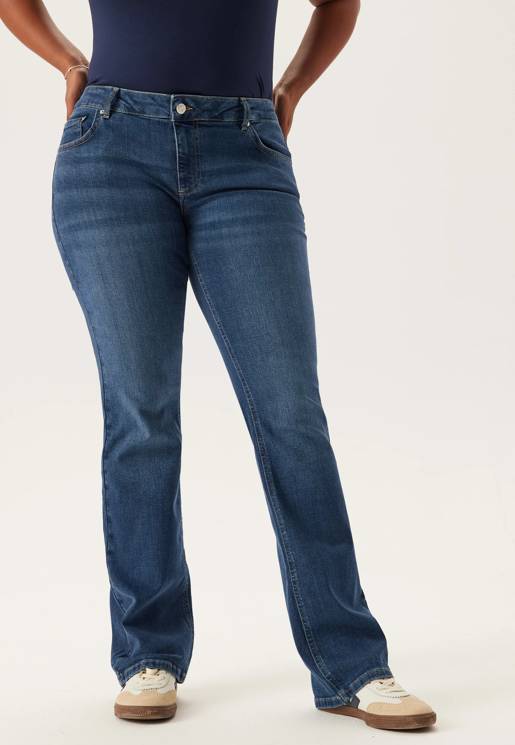 Low Embroidery Pocket Jeans - Image 10