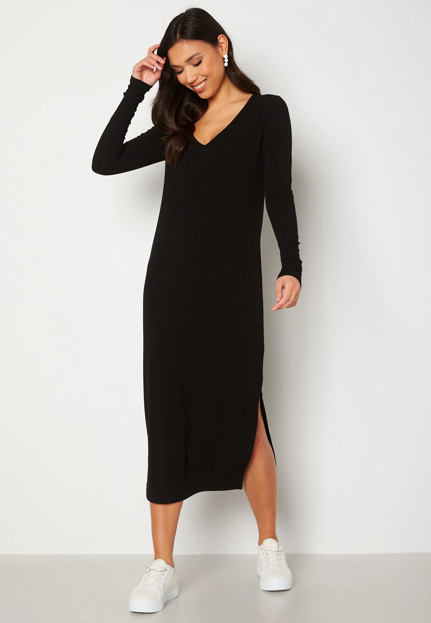 Najda deep v-neck dress