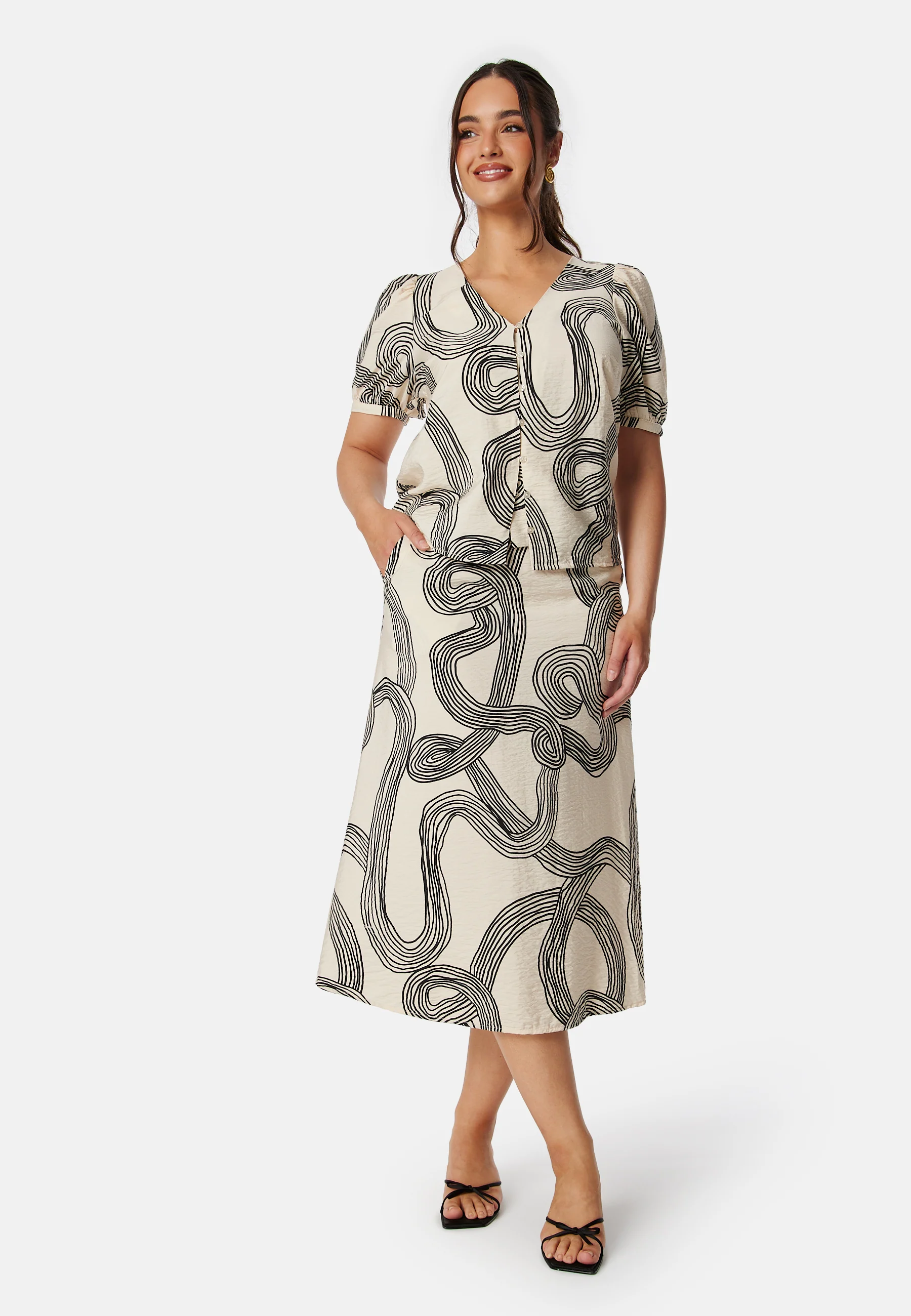 Objjacira S/S V-Neck Top - Image 5