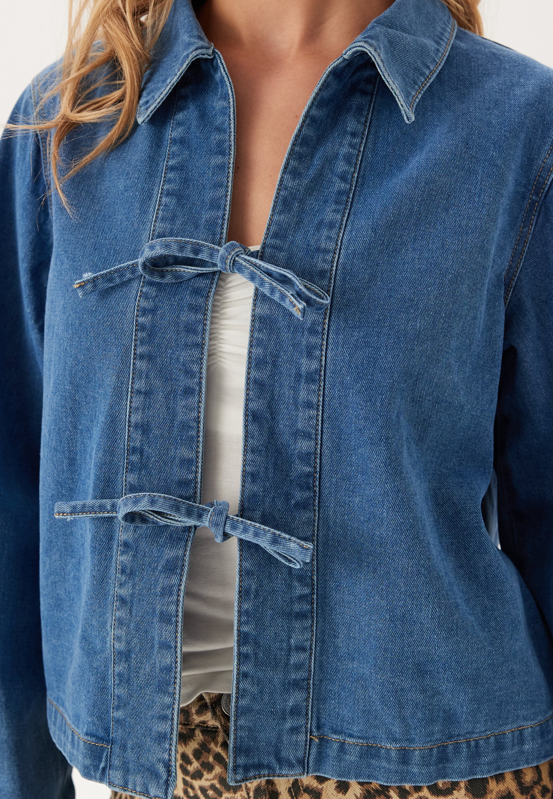 Onlthora Ls Bow Shirt Dnm - Image 5