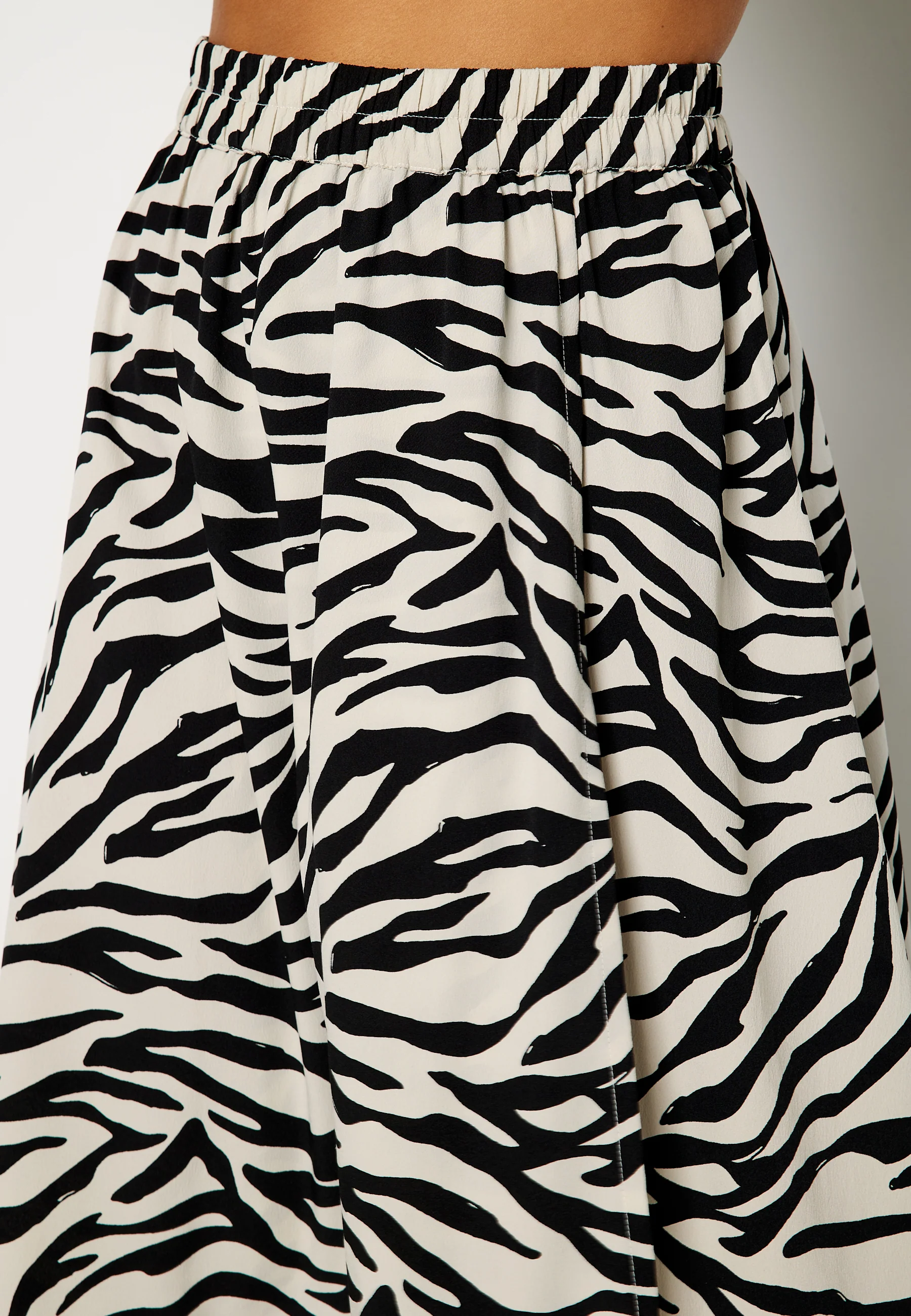 Tuva Midi skirt - Image 4