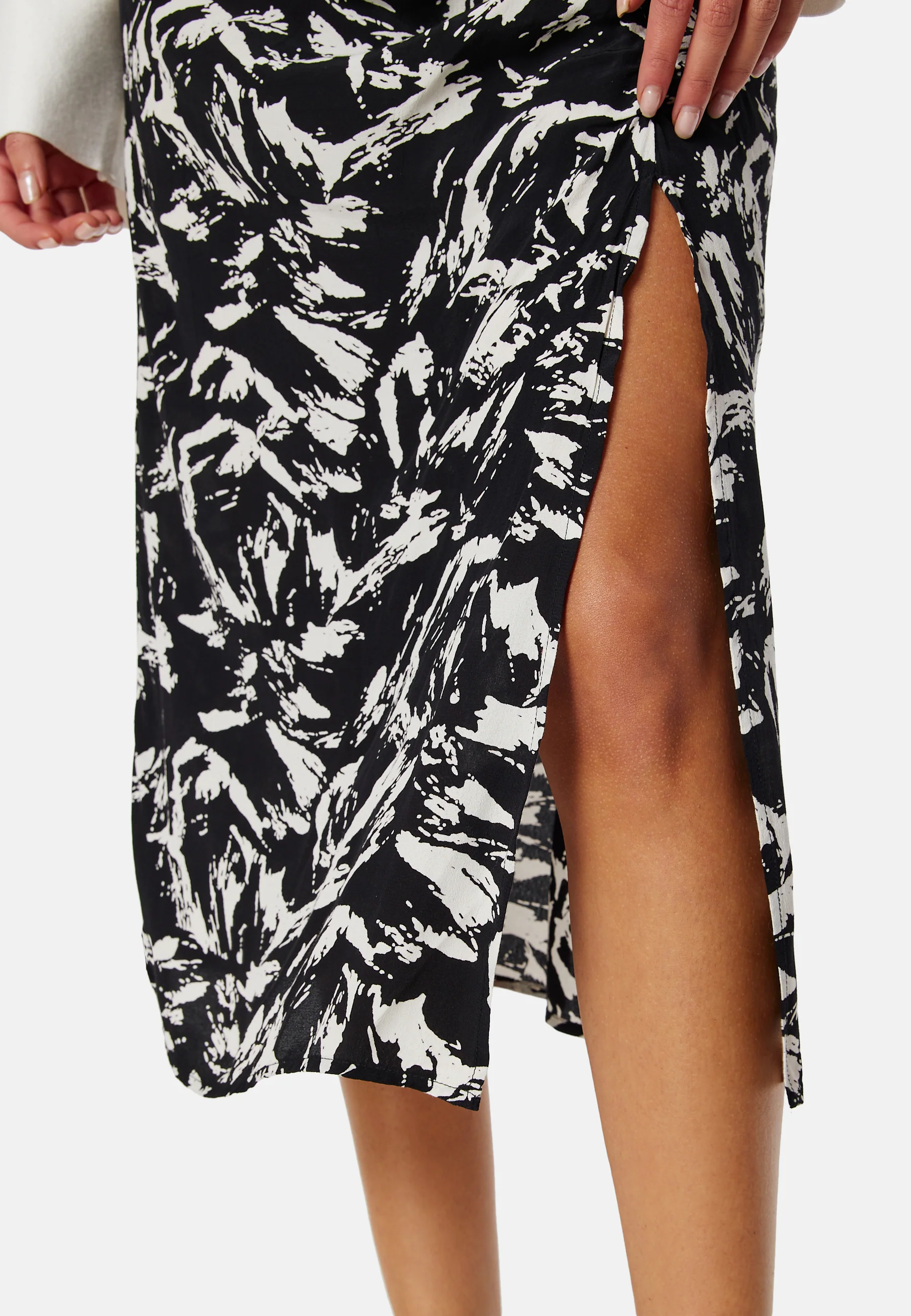 Viboa Hia HW Midi Skirt - Image 4