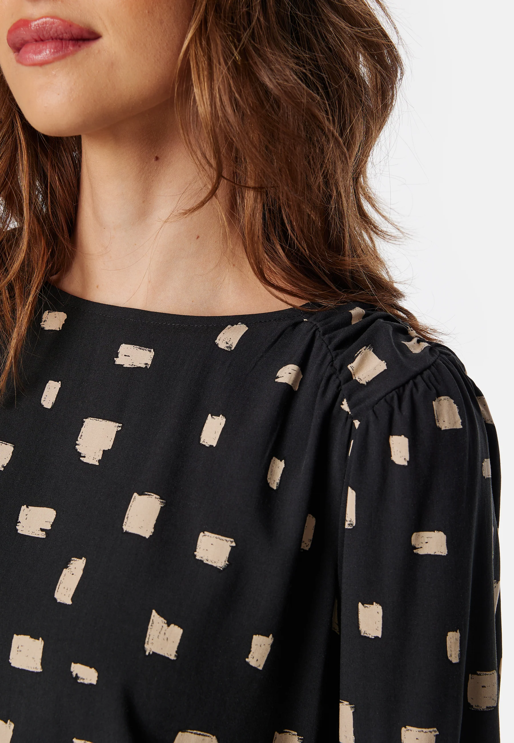 Vilana L/S O-NECK DETAIL TOP - Image 4