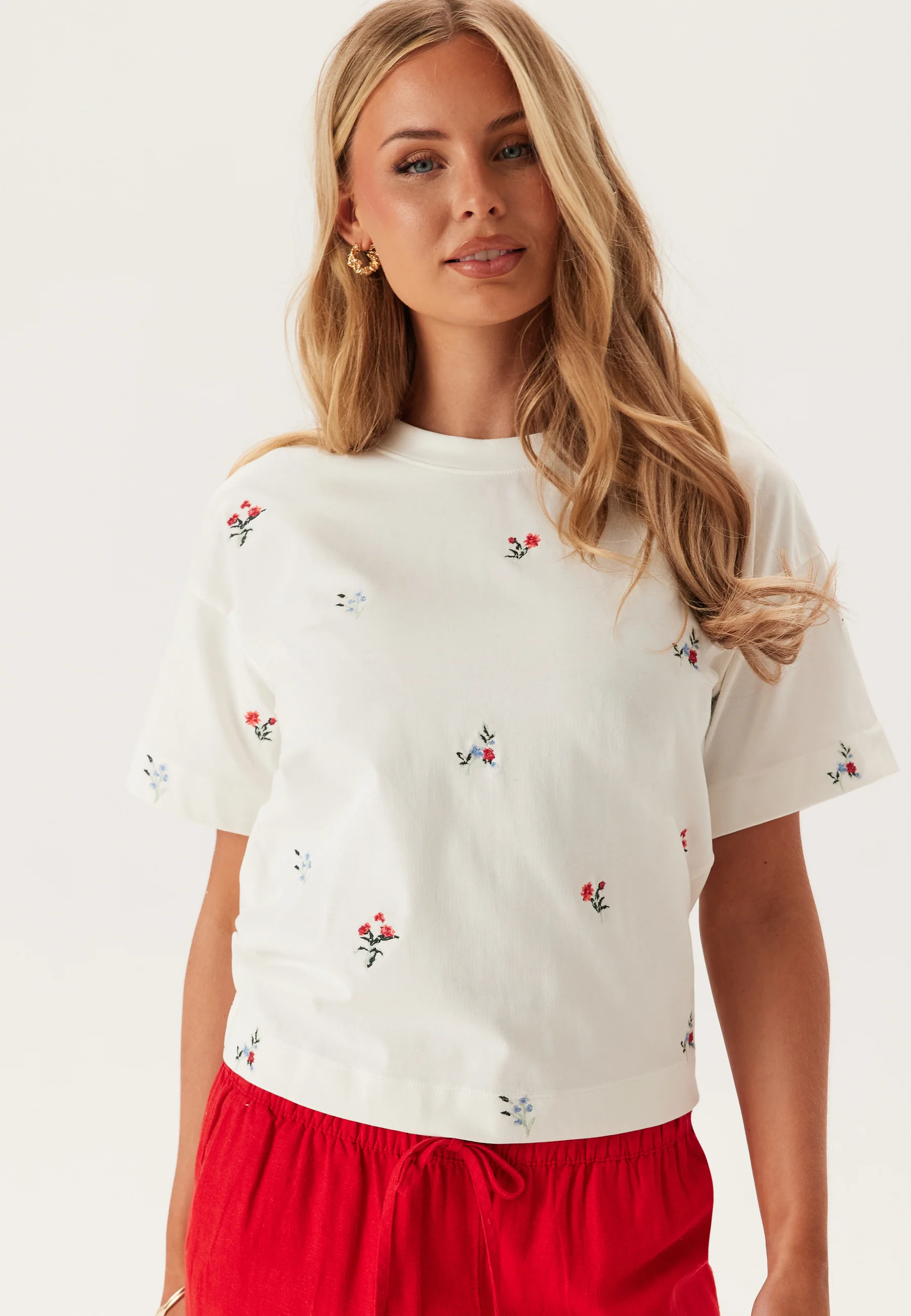 Vimonie Flower Emb S/S O-NECK - Image 2