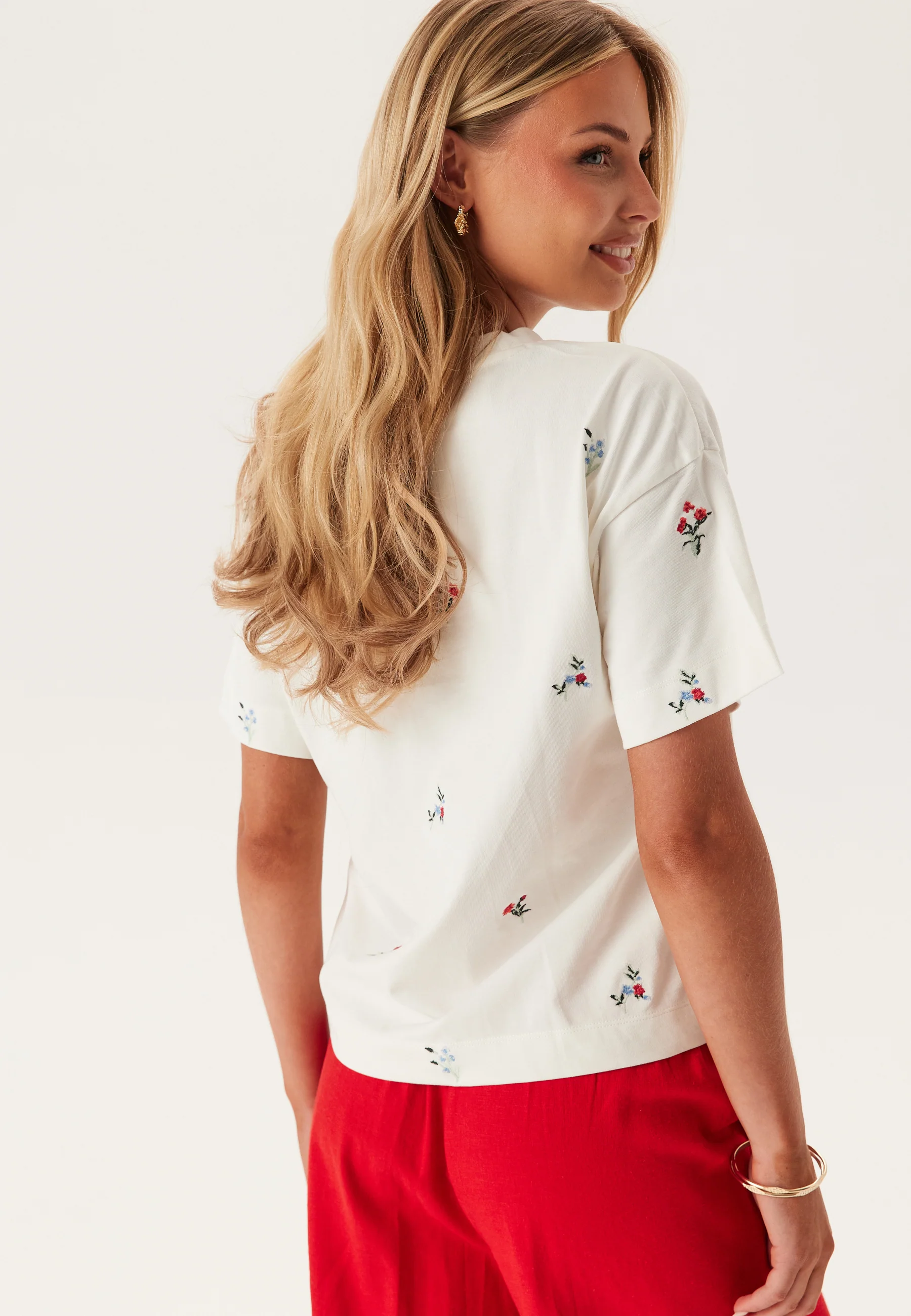 Vimonie Flower Emb S/S O-NECK - Image 3