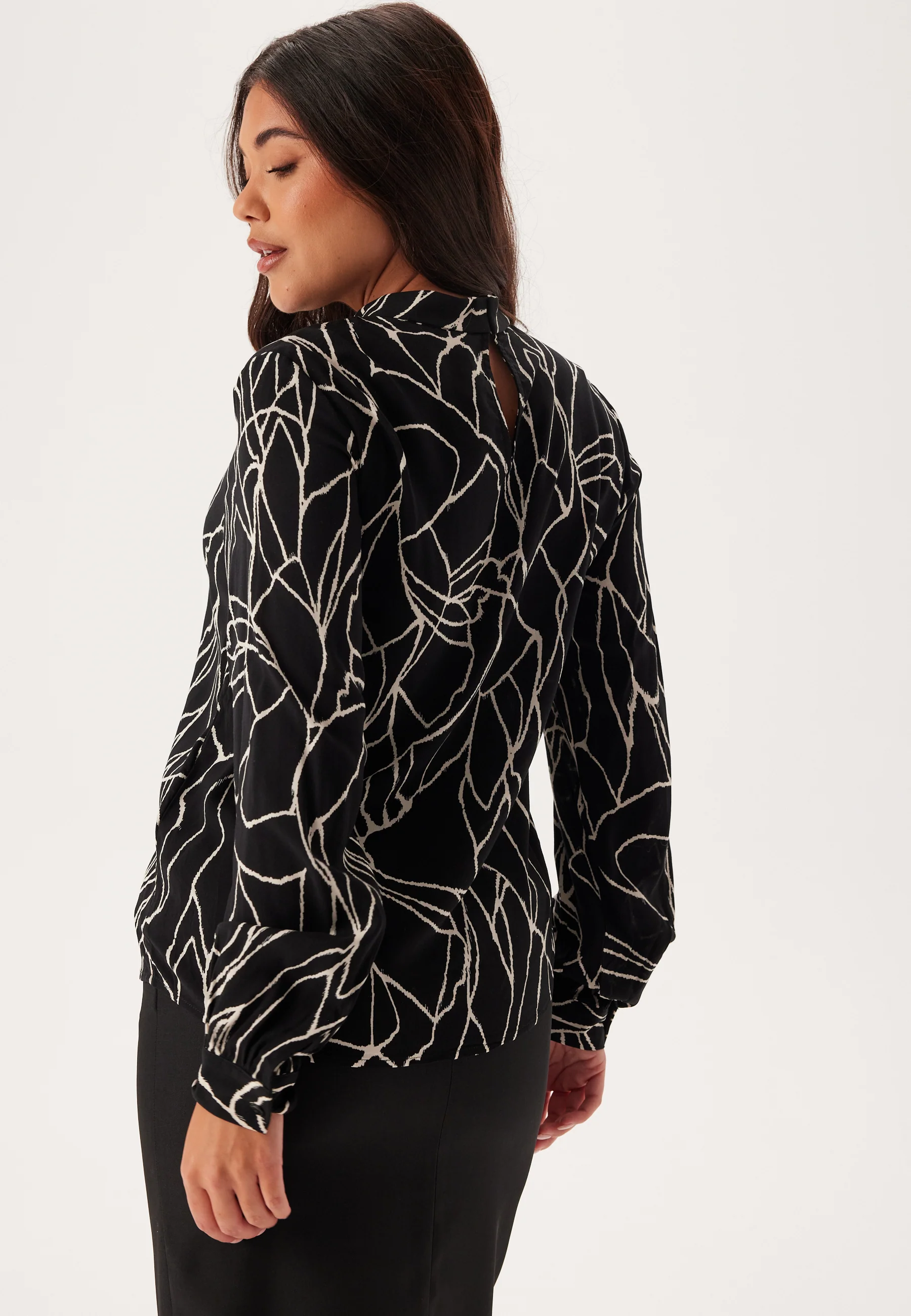 Vipaya Siv O-neck L/S TWIST TO - Image 2